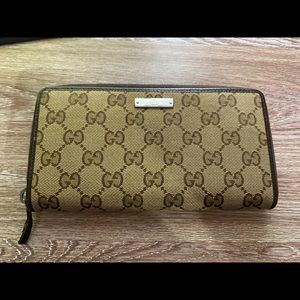 Gucci zip up wallet